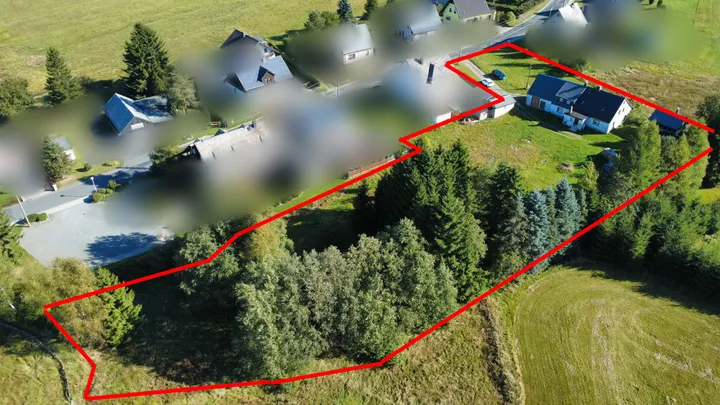 Weiteres Luftbild des Grundstücks mit eingezeichneten Grenzen