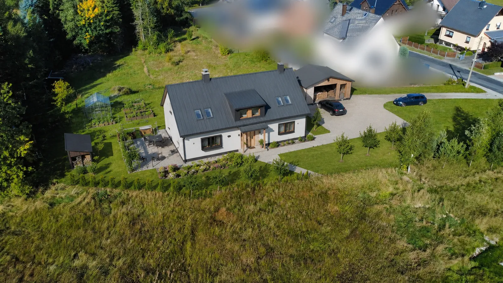 Inspirierende Visualisierung eines kleinen Hauses mit schönem Garten